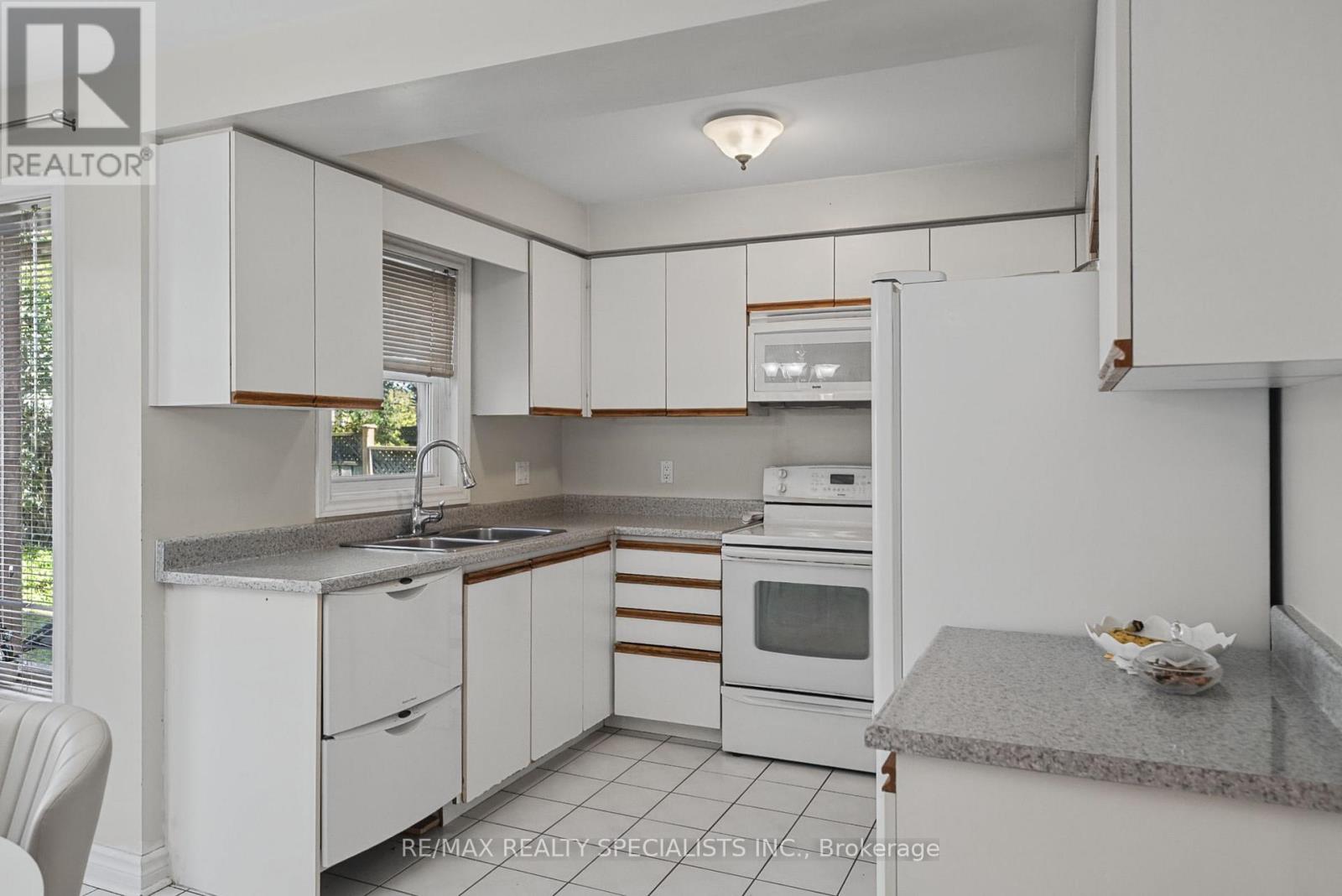 1099 Thoresby Drive, Oakville, Ontario  L6J 7M6 - Photo 24 - W13824486