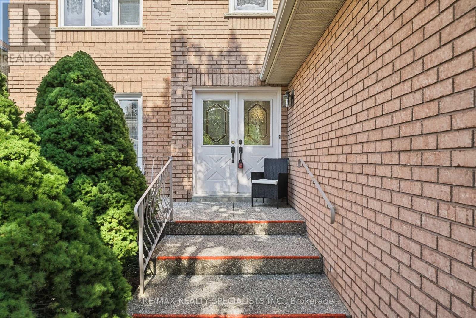 1099 Thoresby Drive, Oakville, Ontario  L6J 7M6 - Photo 4 - W13824486