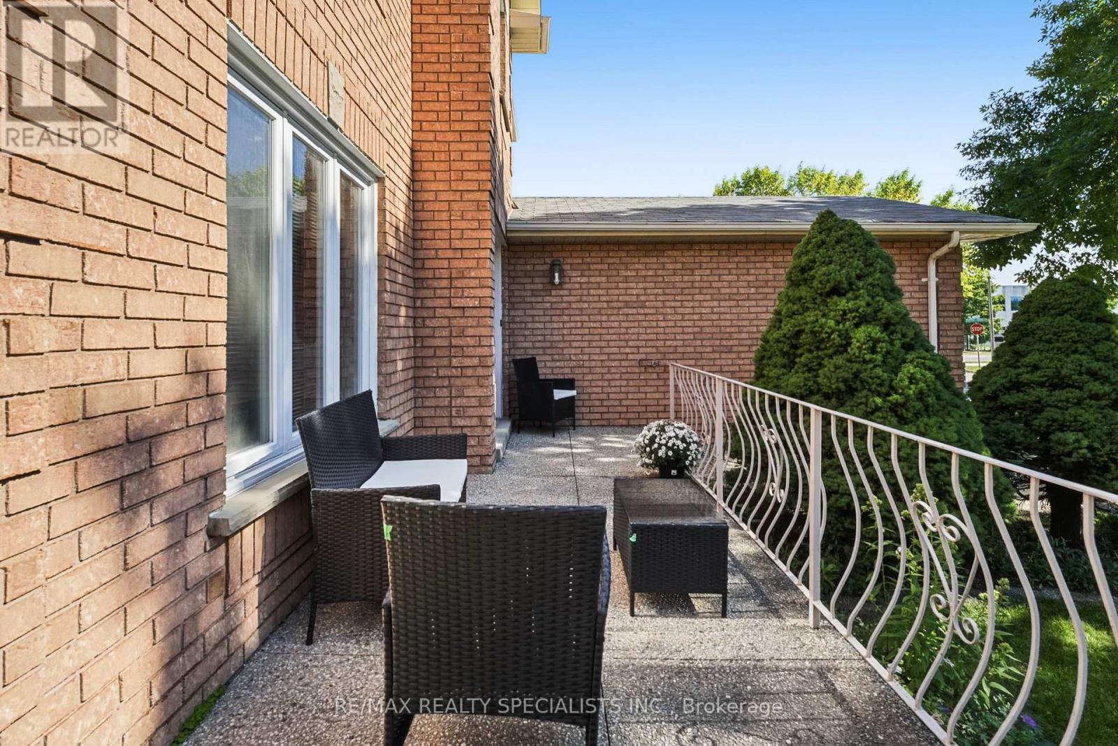 1099 Thoresby Drive, Oakville, Ontario  L6J 7M6 - Photo 6 - W13824486
