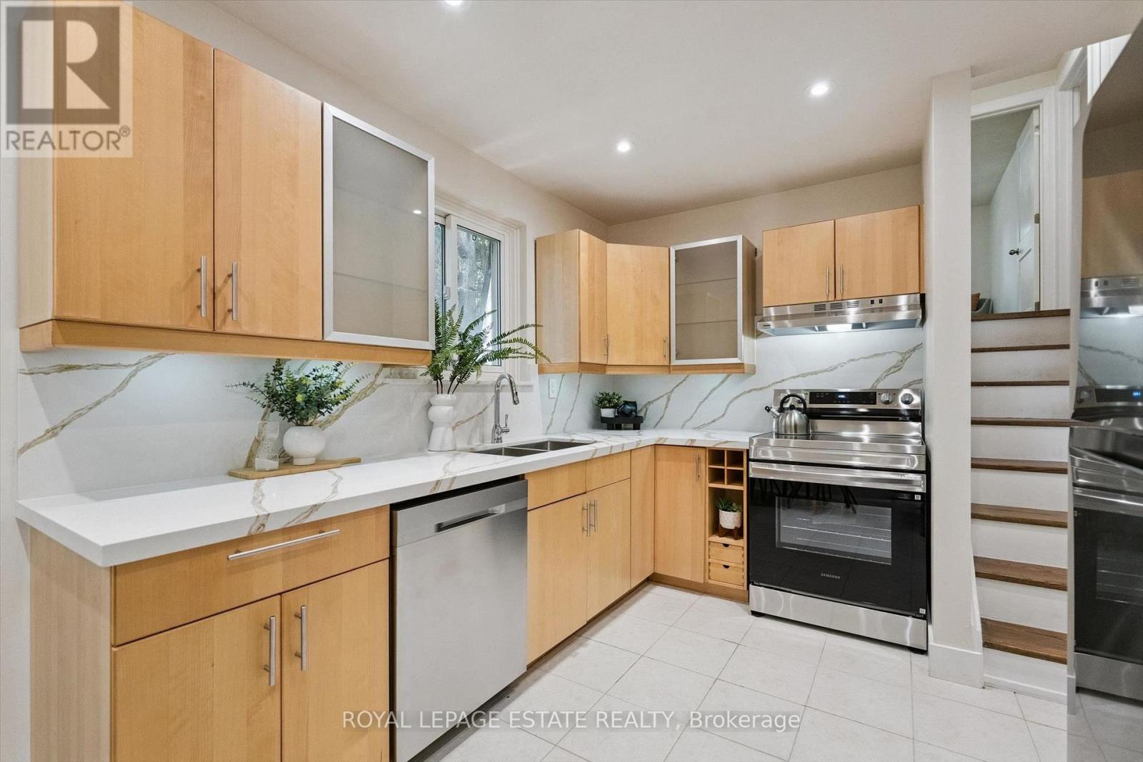 3325 Strabane Drive, Mississauga, Ontario  L5C 1W9 - Photo 12 - W13824612