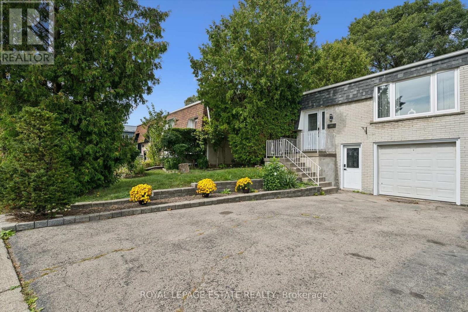 3325 Strabane Drive, Mississauga, Ontario  L5C 1W9 - Photo 2 - W13824612
