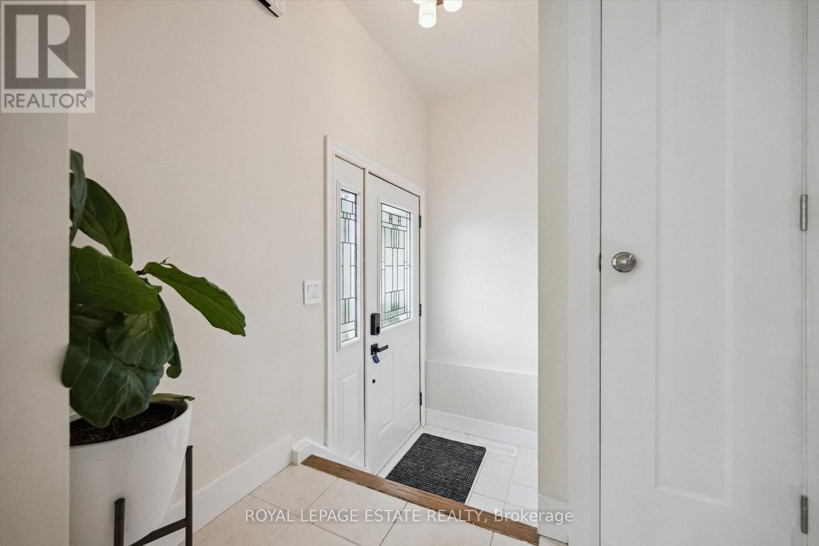 3325 Strabane Drive, Mississauga, Ontario  L5C 1W9 - Photo 3 - W13824612