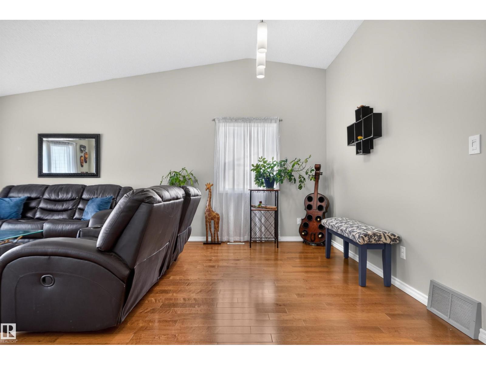 1519 104 ST NW