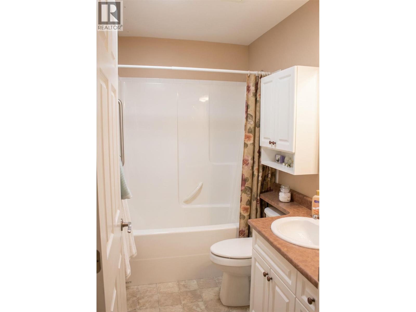 Main floor 4 pce. bathroom with Sun Tunnel
