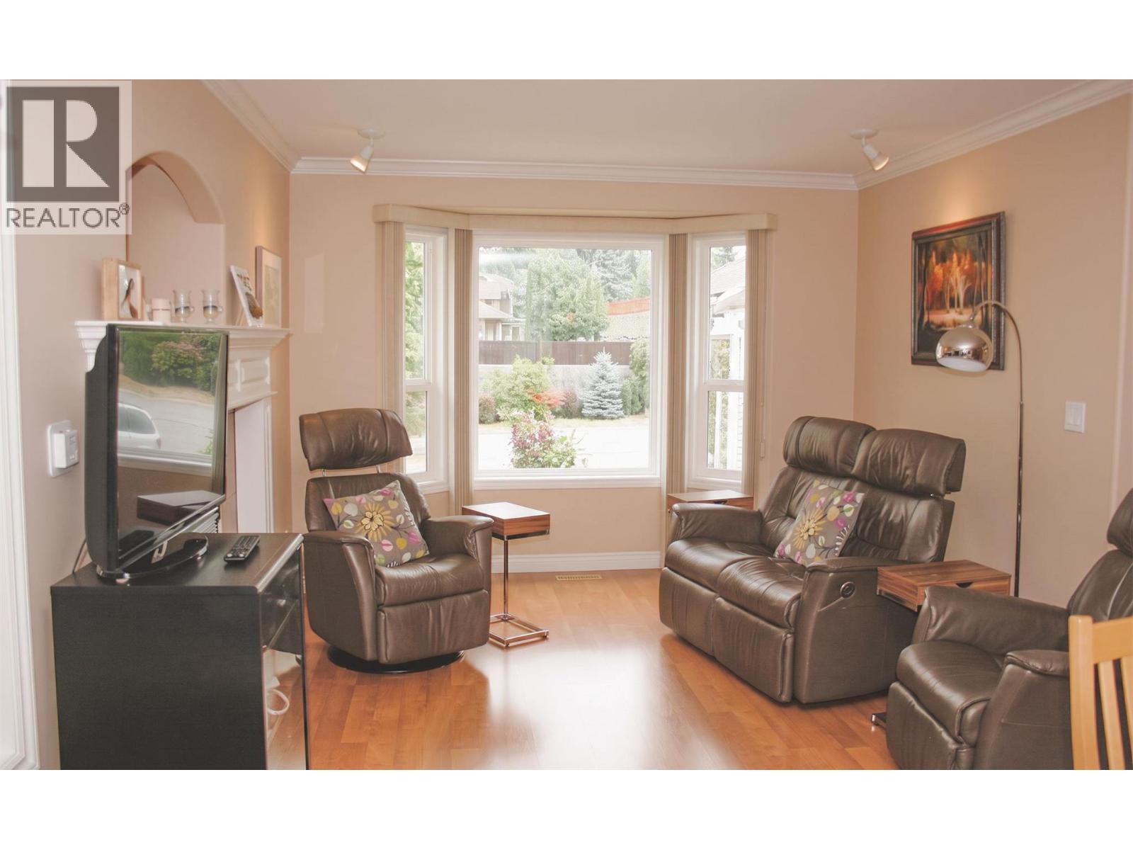 Livingroom with Bay window