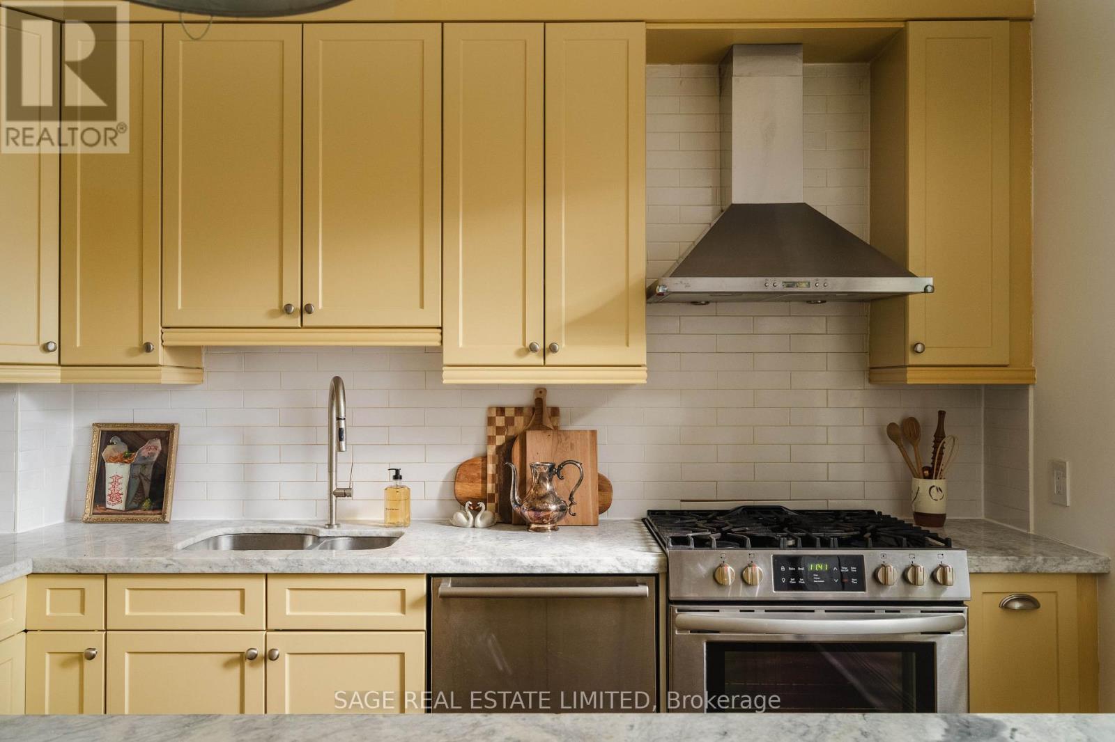 121 Glendale Avenue, Toronto, Ontario  M6R 2T3 - Photo 6 - W13824900
