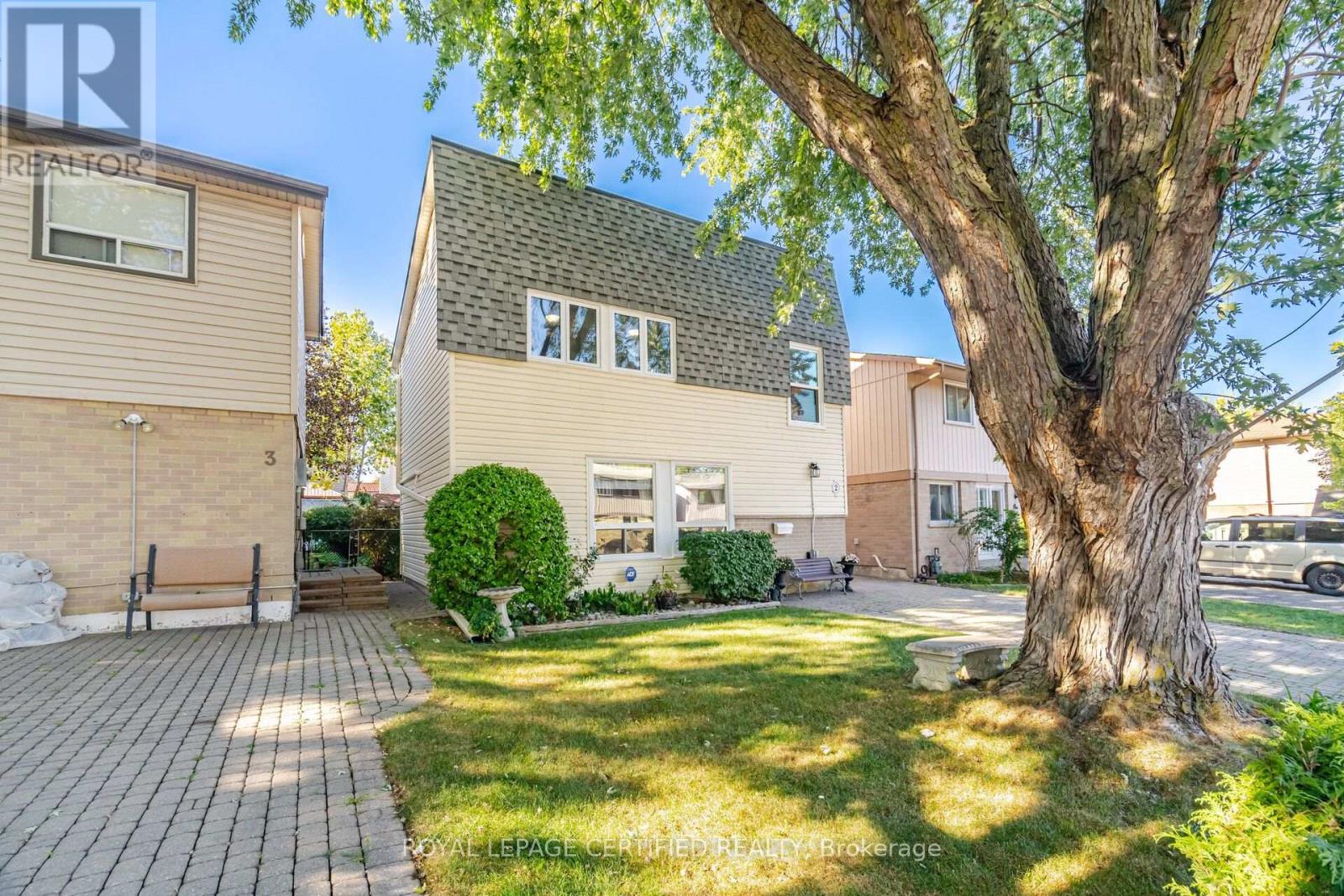 2 Grove Park Square, Brampton, Ontario  L6S 2K3 - Photo 3 - W13825012