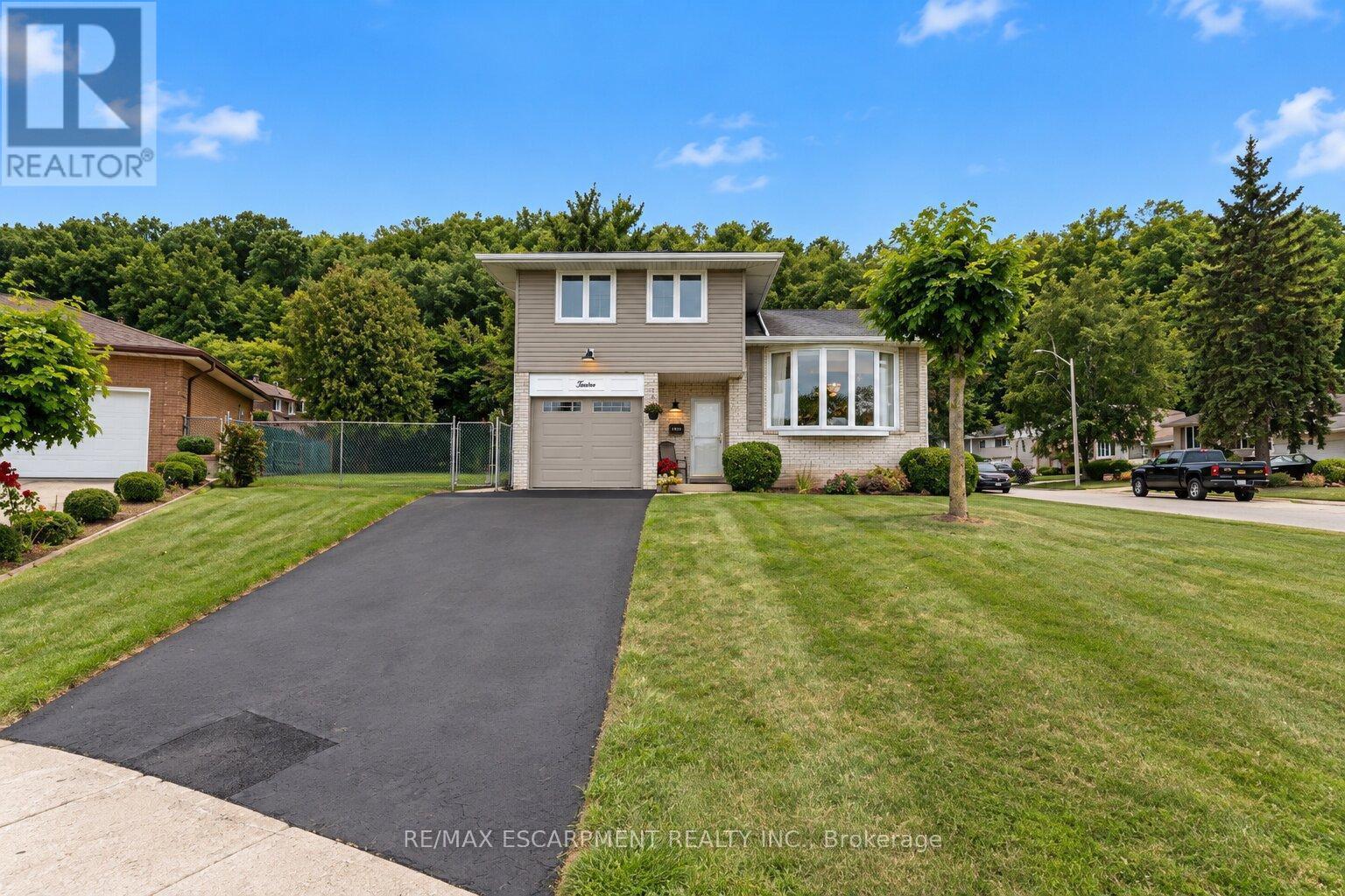 12 Brae Crest Drive, Hamilton, Ontario  L8G 3A6 - Photo 2 - X13825022