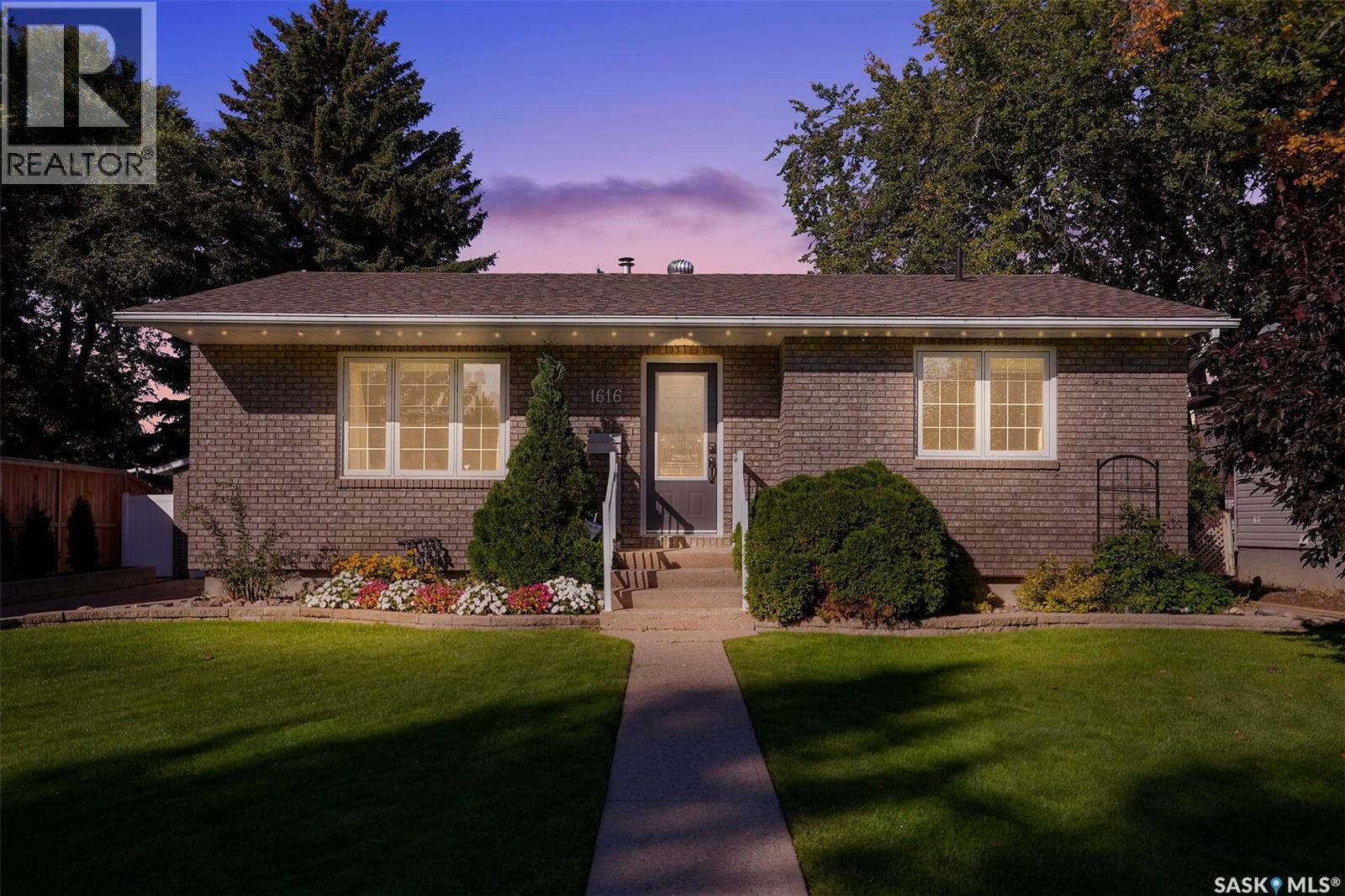1616 Marshal Crescent, Moose Jaw, Saskatchewan  S6H 3G6 - Photo 2 - SK049439
