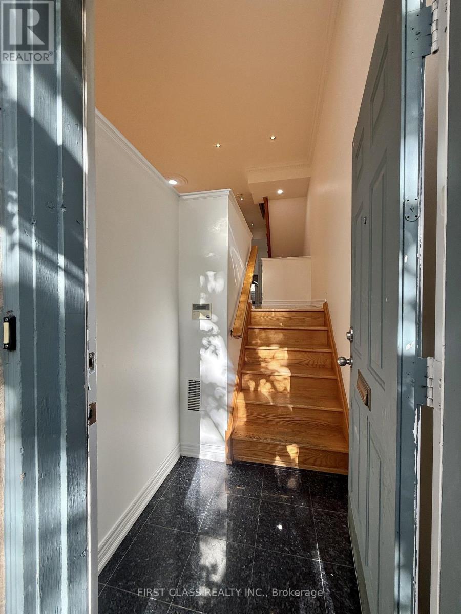 32d Oxford Street, Toronto, Ontario M5T 1N9 - Photo 2 - C13825116