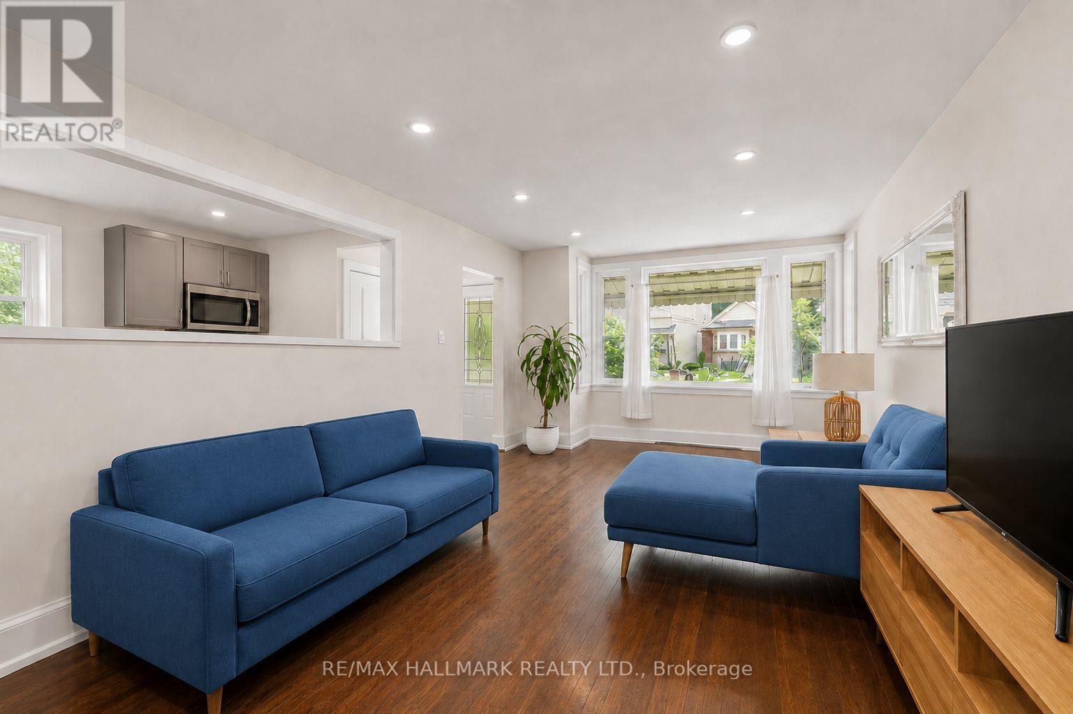 8 Davies Crescent, Toronto, Ontario  M4J 2X5 - Photo 3 - E13825114