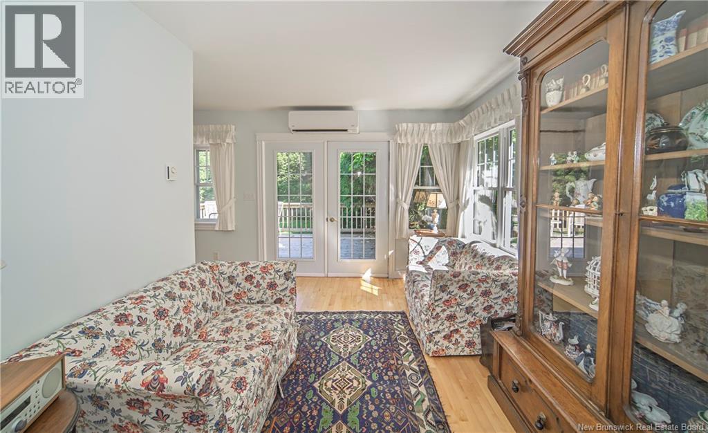 320 University Avenue photo 11