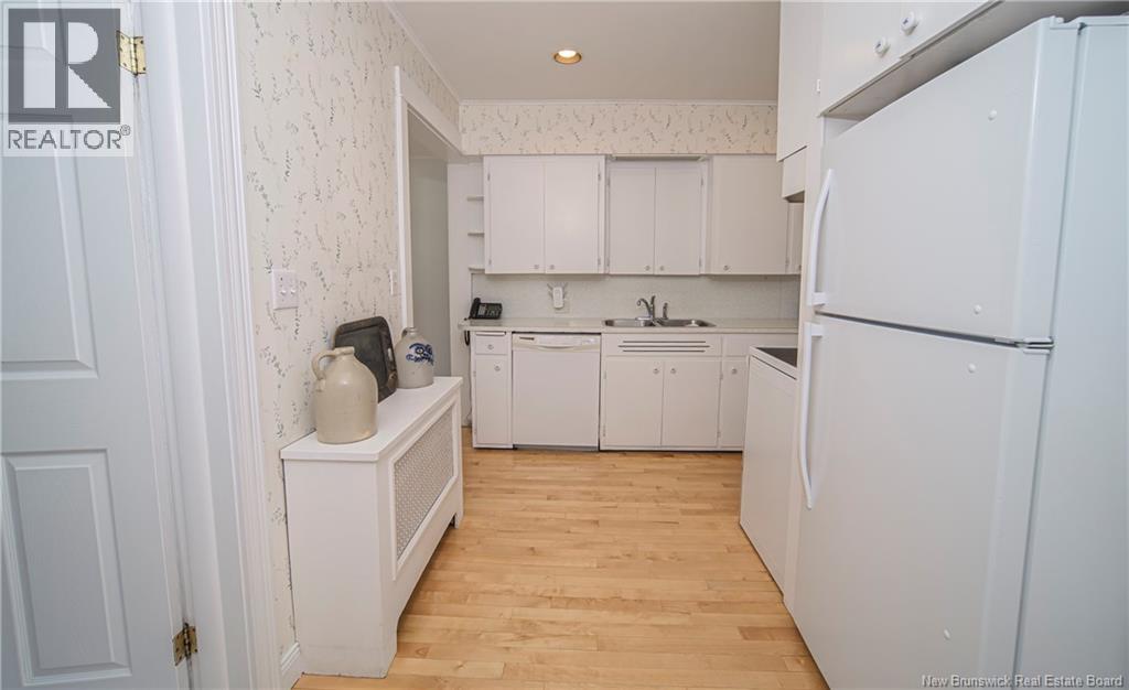 320 University Avenue photo 18
