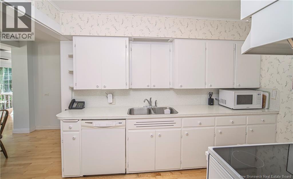 320 University Avenue photo 15