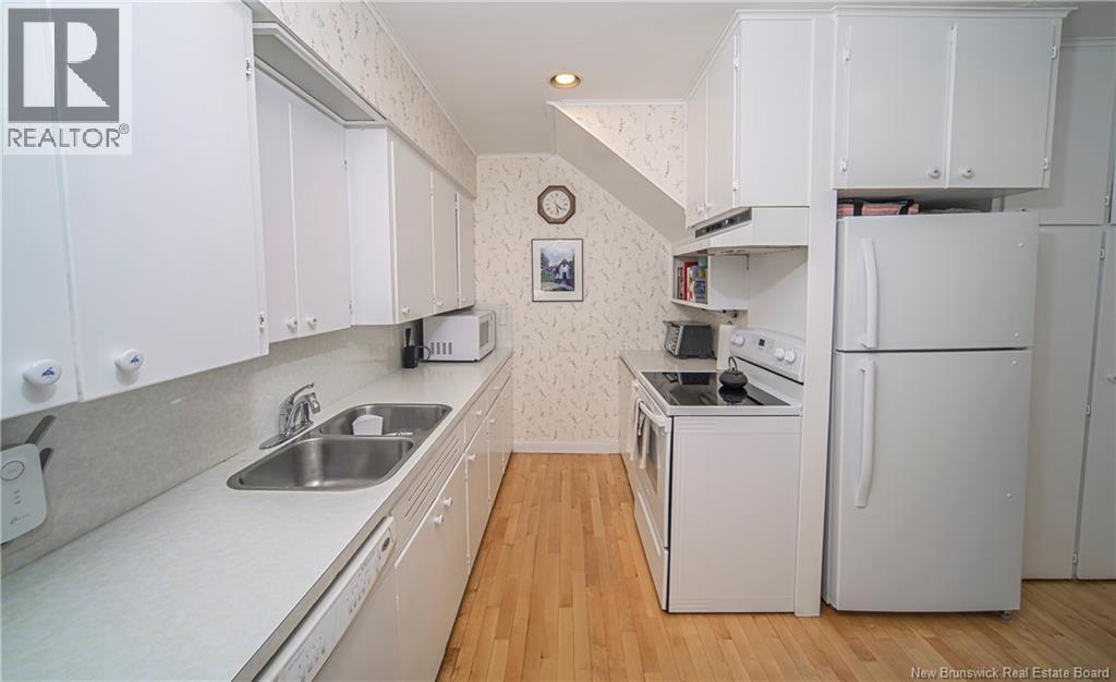 320 University Avenue photo 16