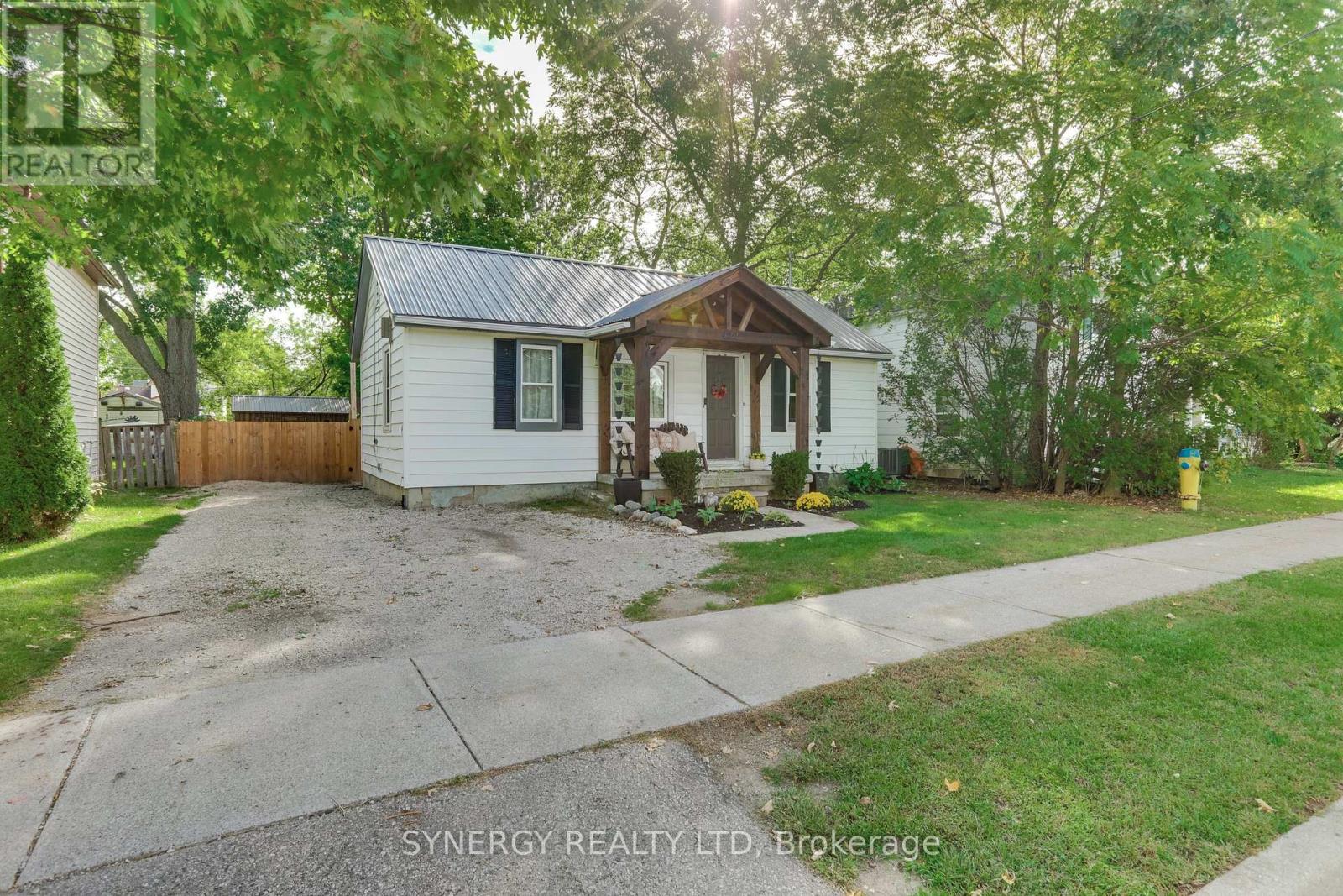 422 West Street, Petrolia, Ontario  N0N 1R0 - Photo 2 - X13825318