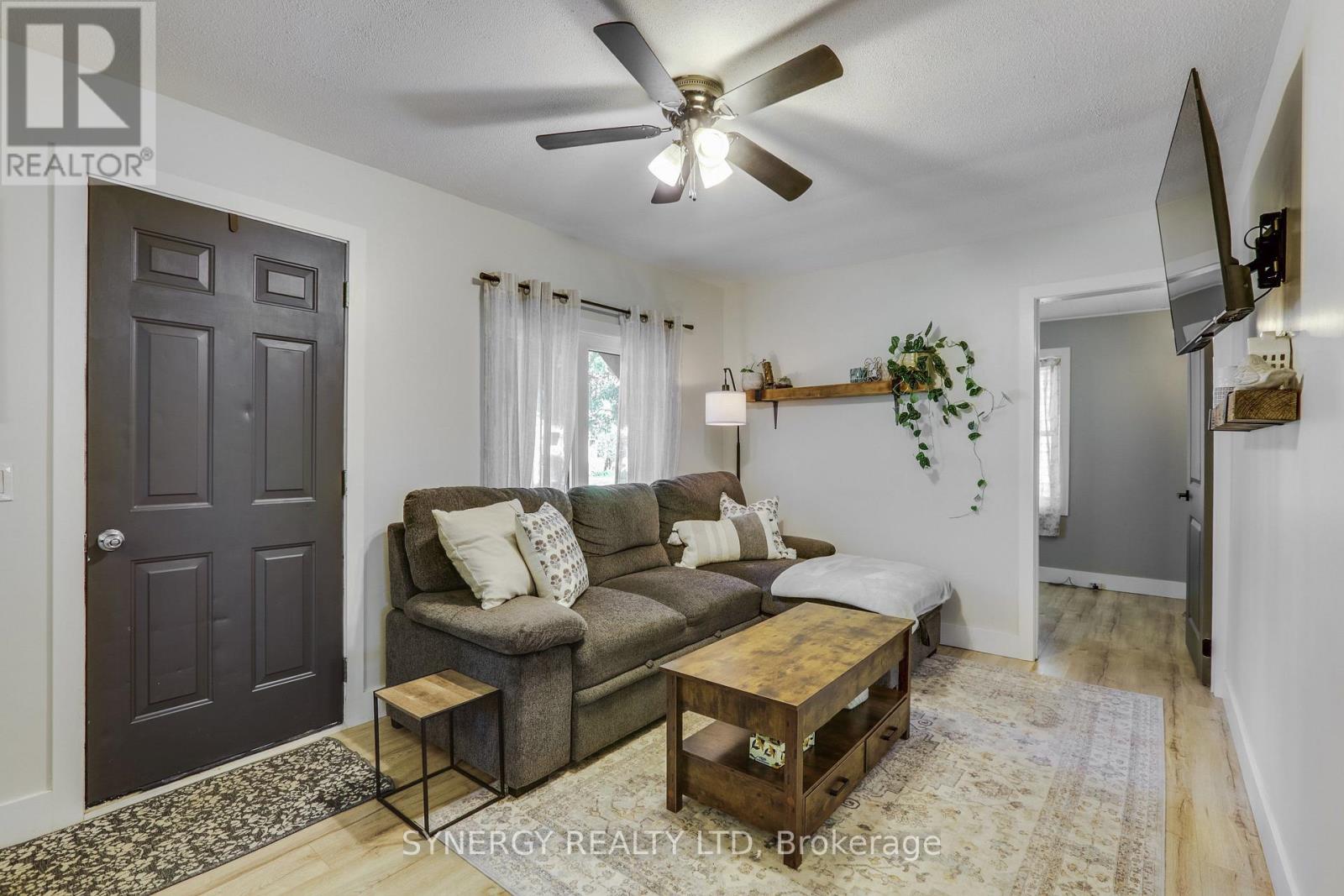 422 West Street, Petrolia, Ontario  N0N 1R0 - Photo 3 - X13825318