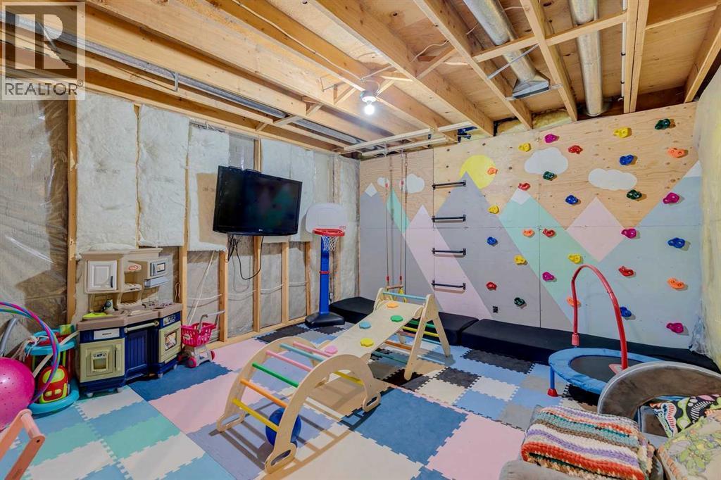 558 Strathcona Drive SW photo 18
