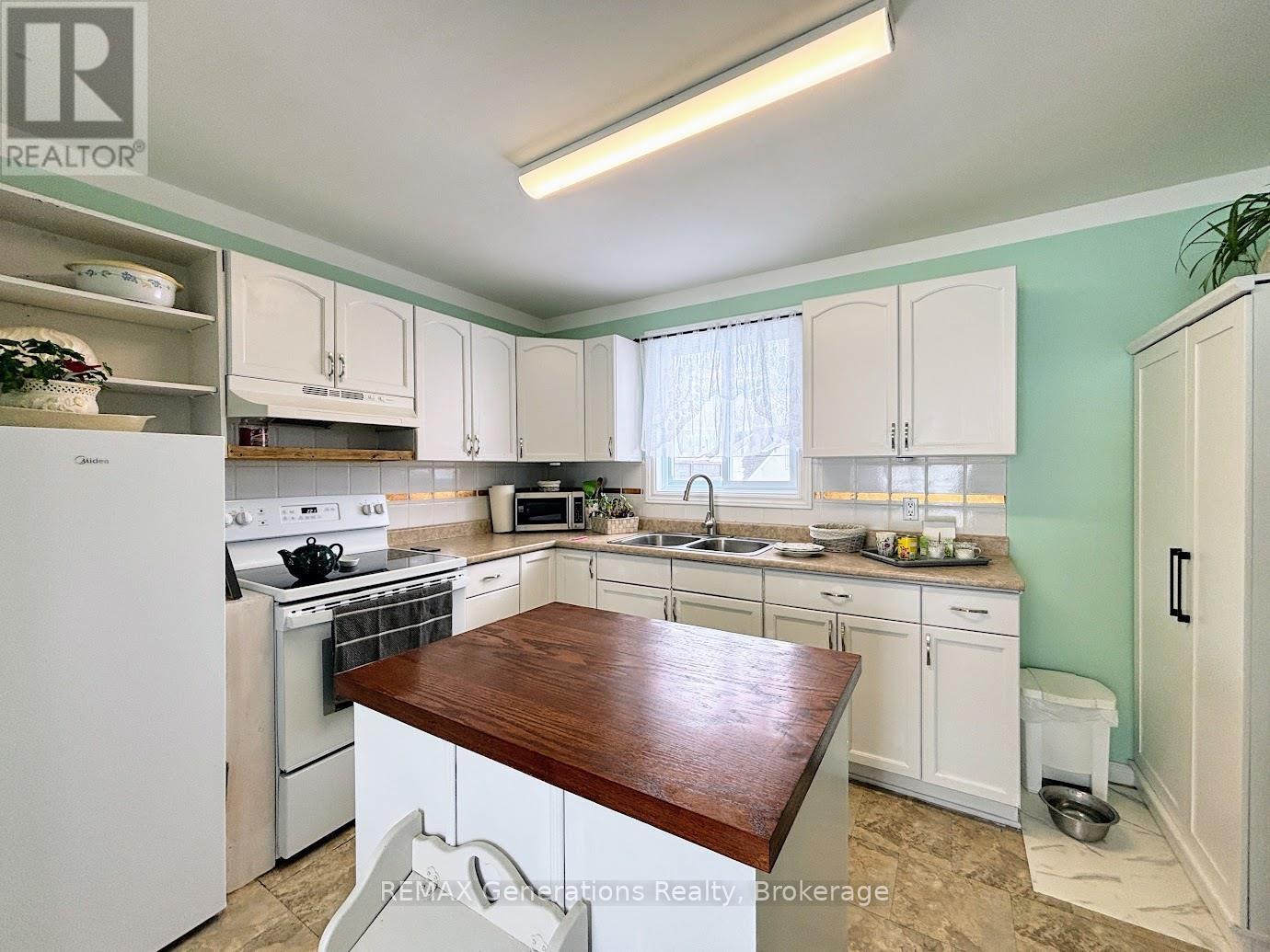 18 Swallow Drive, Manitouwadge, Ontario  P0T 2C0 - Photo 2 - X13245016