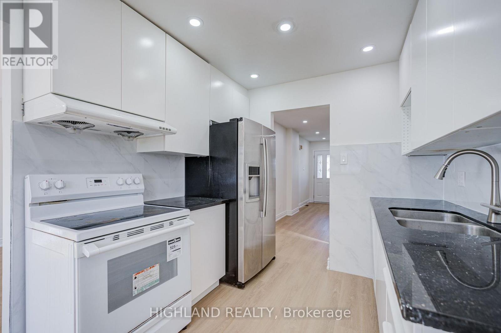 4066 Wycliffe Way, Mississauga, Ontario  L5C 3S1 - Photo 3 - W13825194