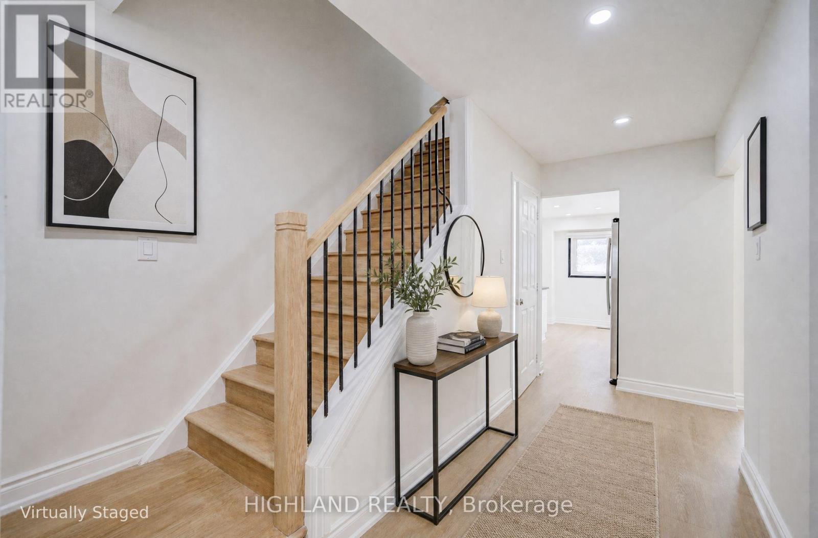 4066 Wycliffe Way, Mississauga, Ontario  L5C 3S1 - Photo 5 - W13825194