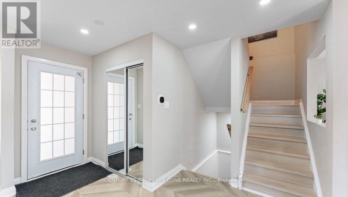 4 Borden Hill Court, Brampton, Ontario L6S 3K7 - Photo 4 - W13825324