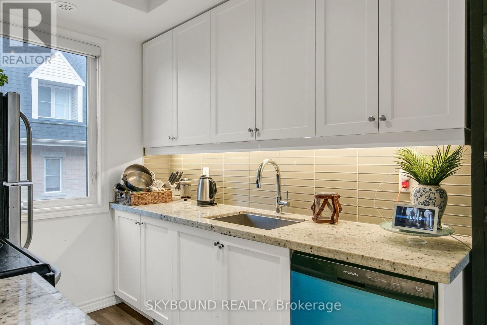 380 Hopewell Avenue, Toronto, Ontario  M6E 2S2 - Photo 11 - W13825446