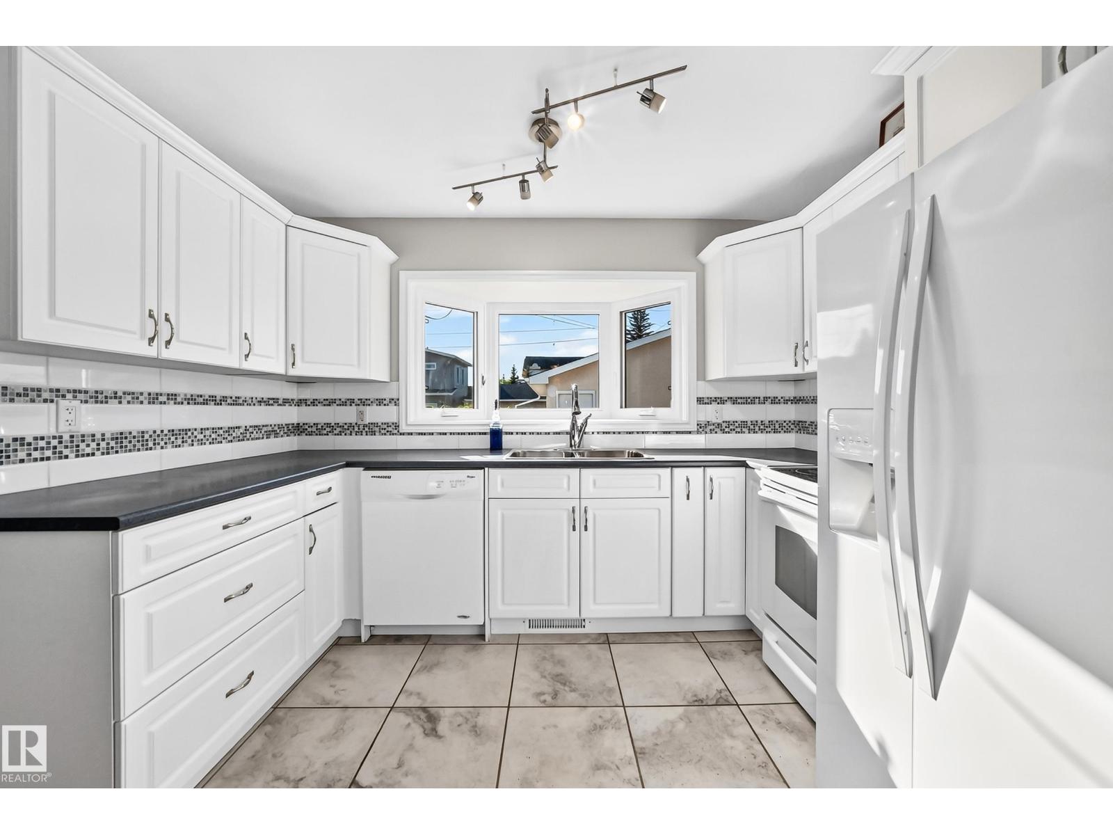 9828 164 St Nw, Edmonton, Alberta  T5P 3P9 - Photo 4 - E4510035