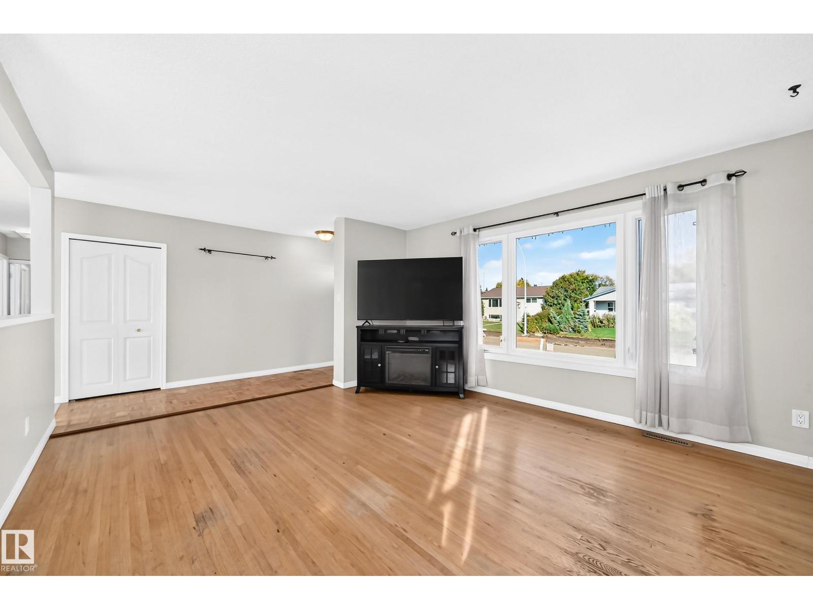 9828 164 St Nw, Edmonton, Alberta  T5P 3P9 - Photo 9 - E4510035