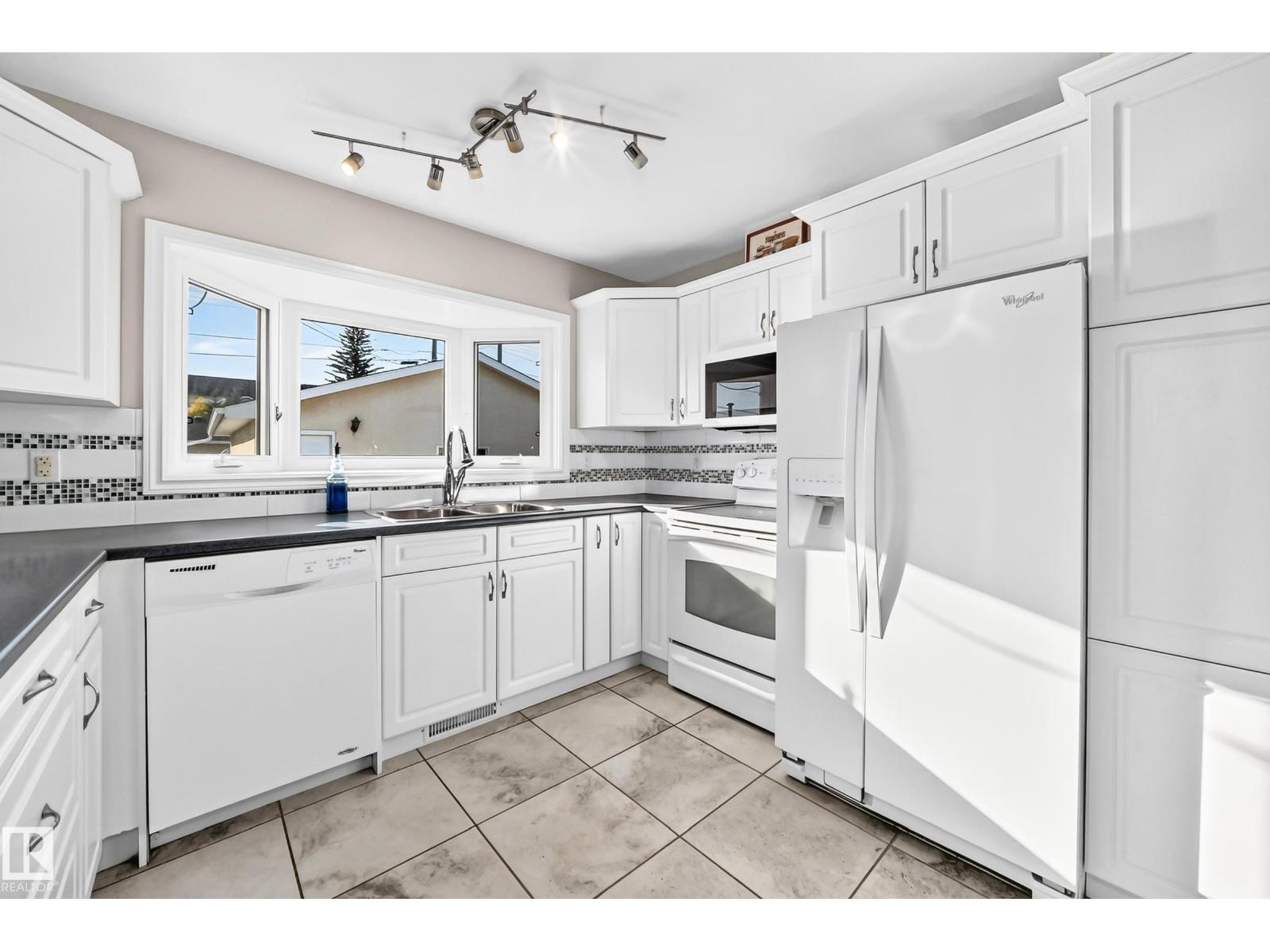 9828 164 St Nw, Edmonton, Alberta  T5P 3P9 - Photo 5 - E4510035