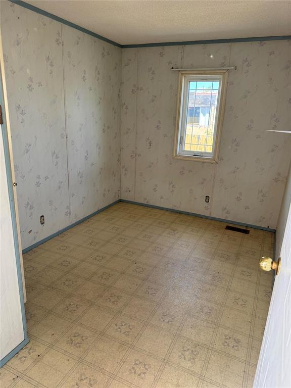 1145 Ospwagon Drive, Thompson, Manitoba  R8N 1Y7 - Photo 6 - 202623959