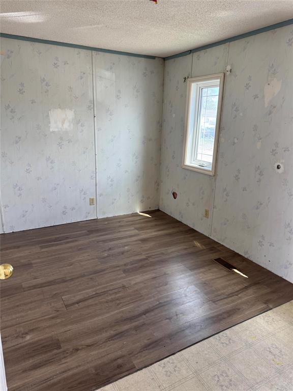 1145 Ospwagon Drive, Thompson, Manitoba  R8N 1Y7 - Photo 5 - 202623959