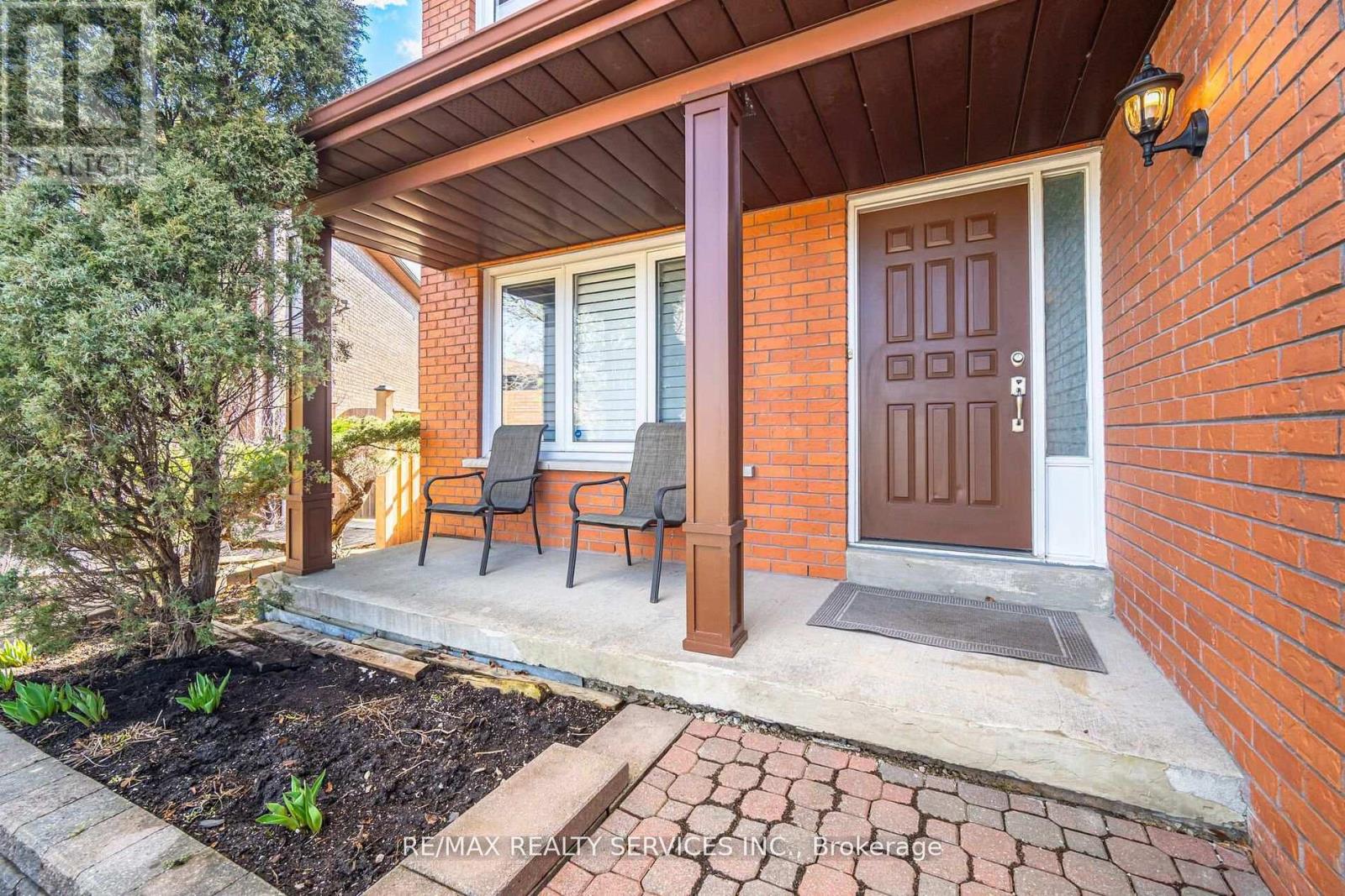 23 Newbury Crescent, Brampton, Ontario  L6S 5M3 - Photo 4 - W13626880