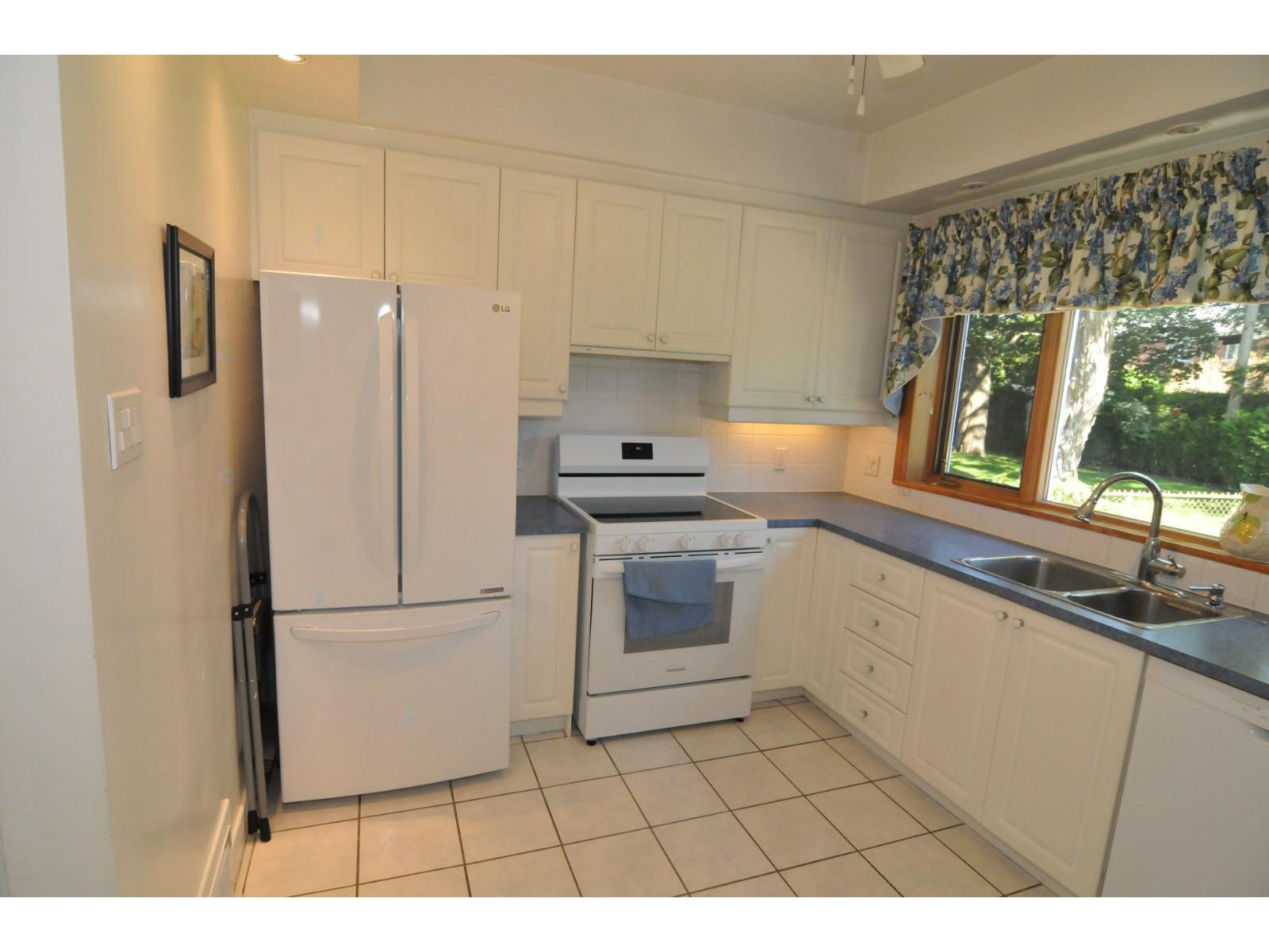 222 Av. Simcoe Mont-Royal Quebec Canada H3P1W9 5