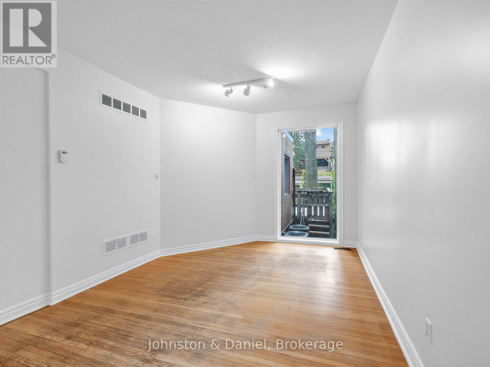 320 BRUNSWICK AVENUE Toronto (Annex) Ontario Canada M5R2Y9 3