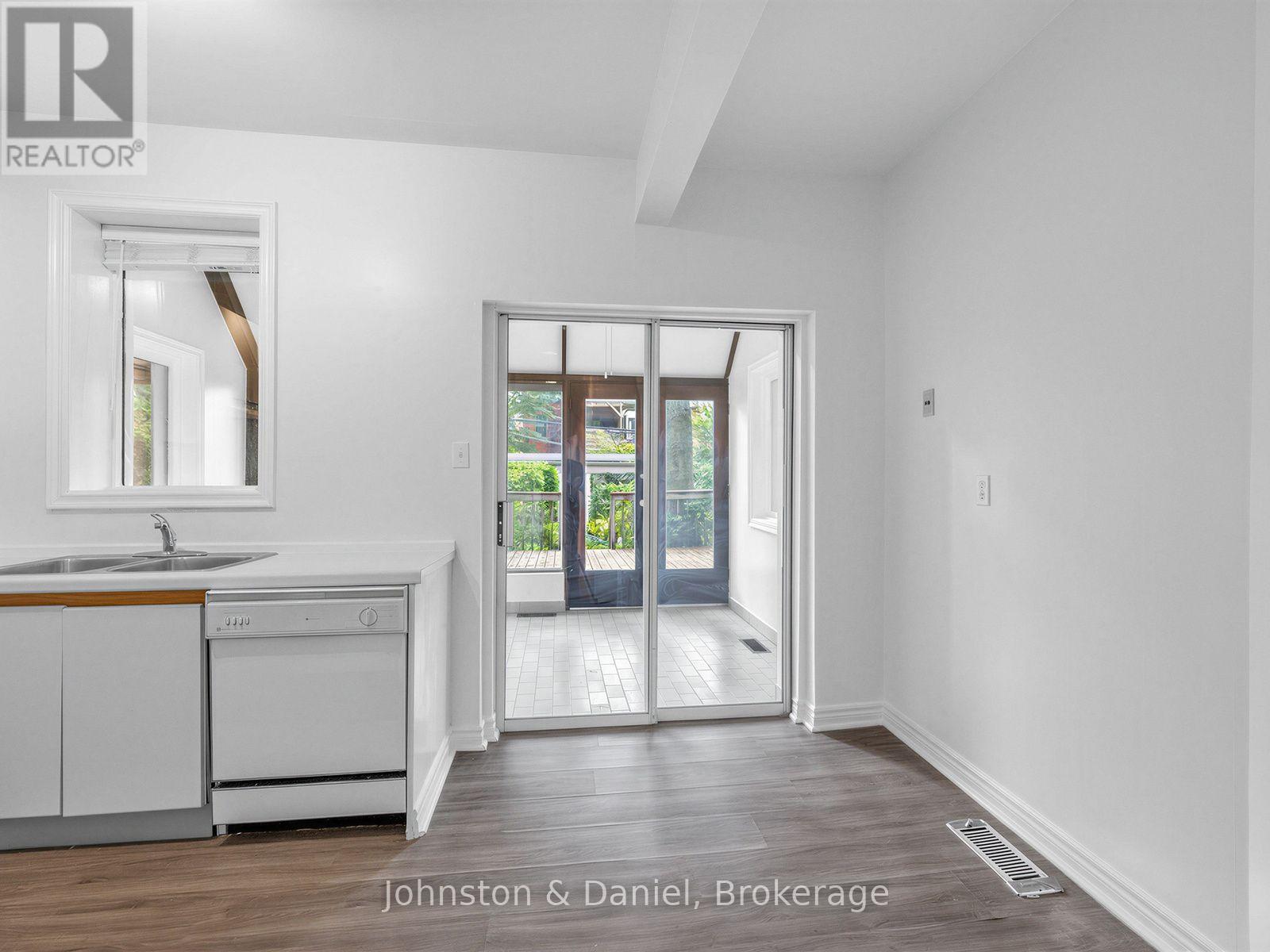 320 BRUNSWICK AVENUE Toronto (Annex) Ontario Canada M5R2Y9 5