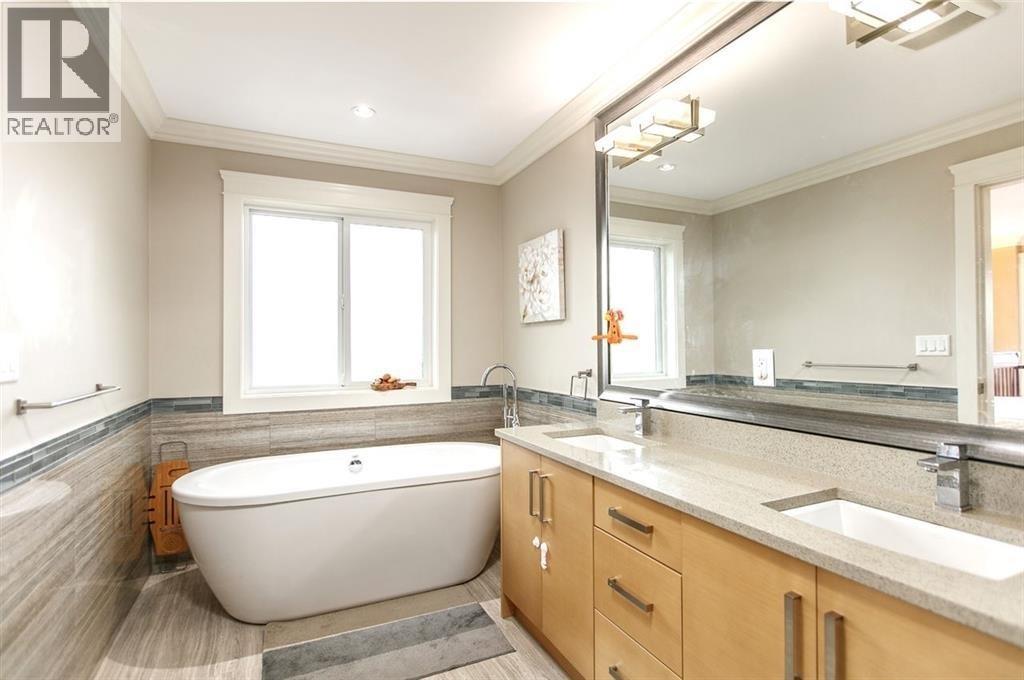 1132 Cloverley Street, North Vancouver, British Columbia  V7L 1N6 - Photo 12 - R3163744