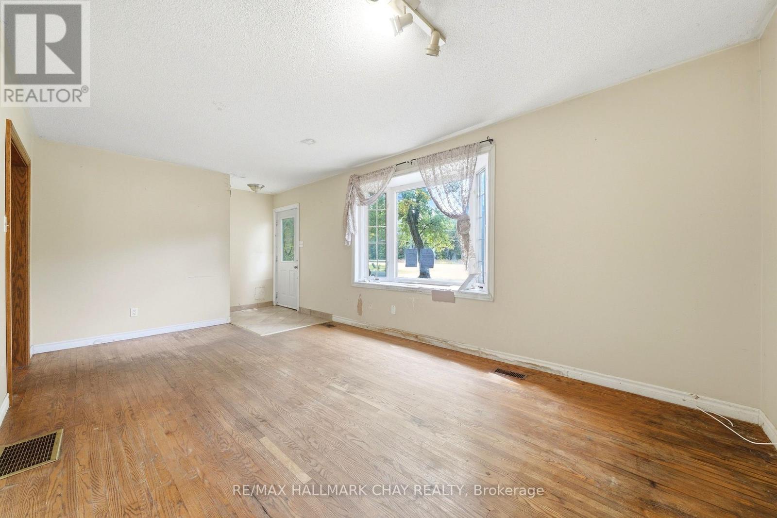 1213 Bayfield Street N, Springwater, Ontario  L9X 0N6 - Photo 5 - S13825690