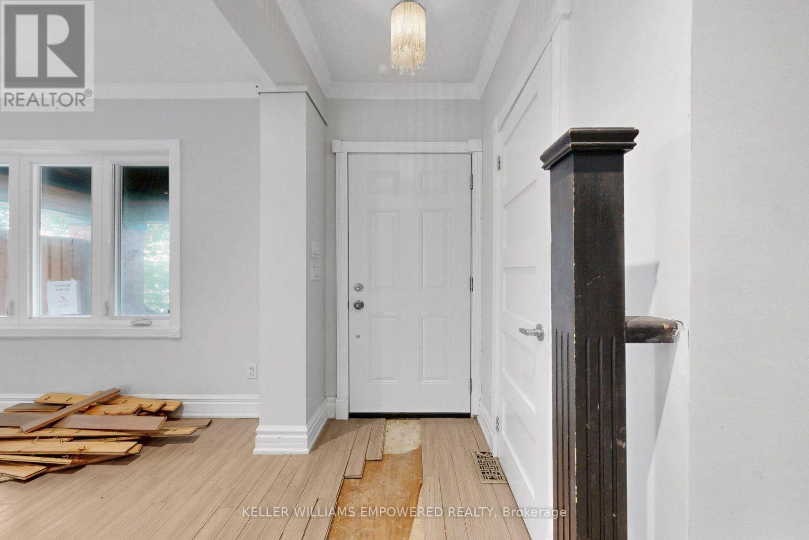 5 Aldgate Avenue, Toronto, Ontario  M8Y 3L4 - Photo 8 - W13825782