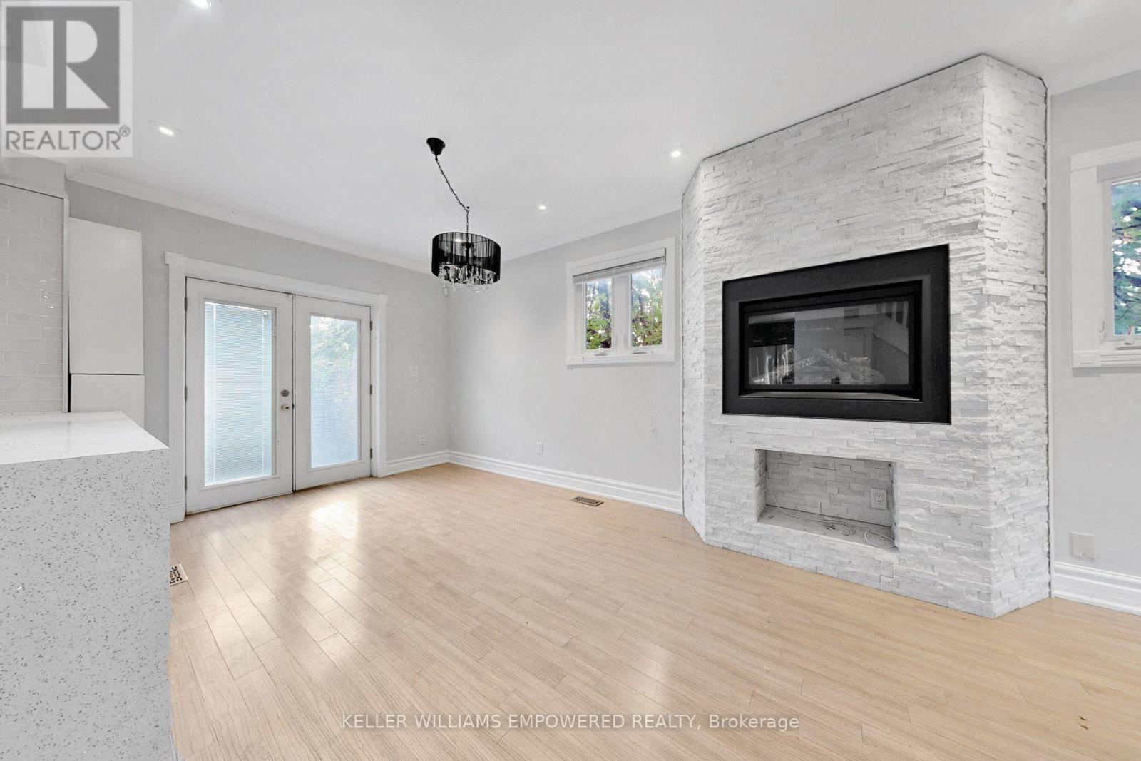 5 Aldgate Avenue, Toronto, Ontario  M8Y 3L4 - Photo 9 - W13825782