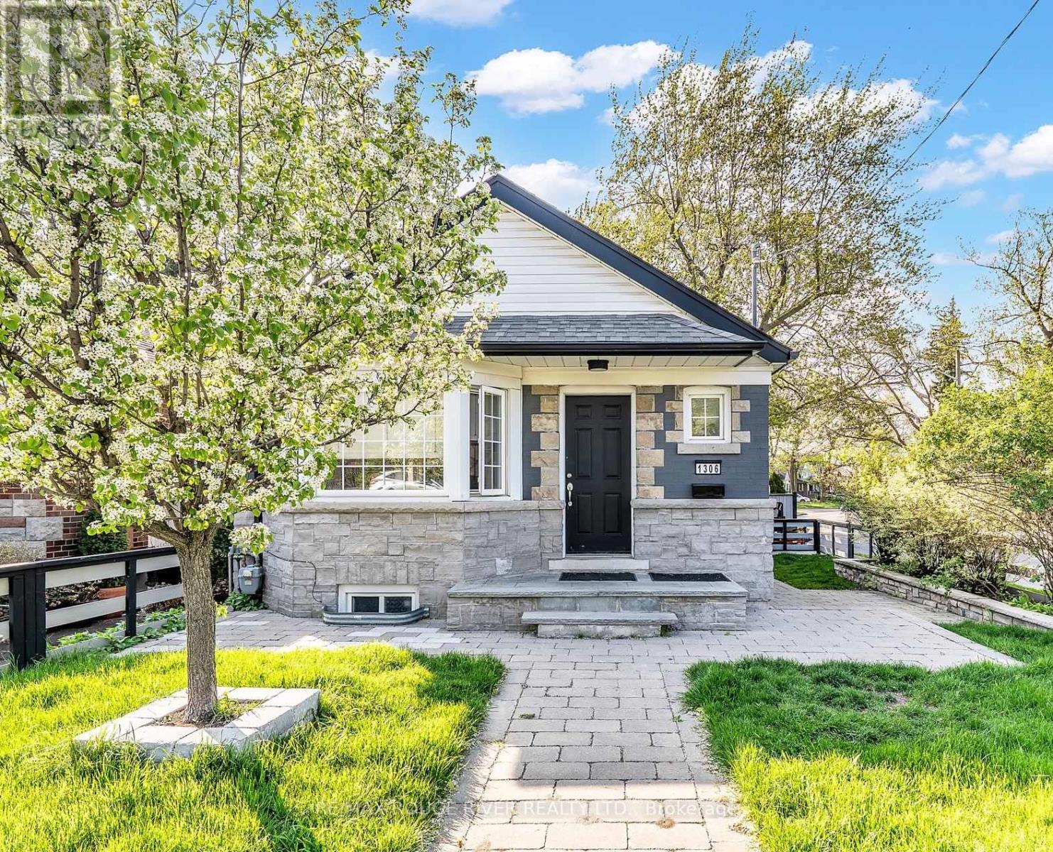 1306 KINGSTON ROAD, Toronto, Ontario