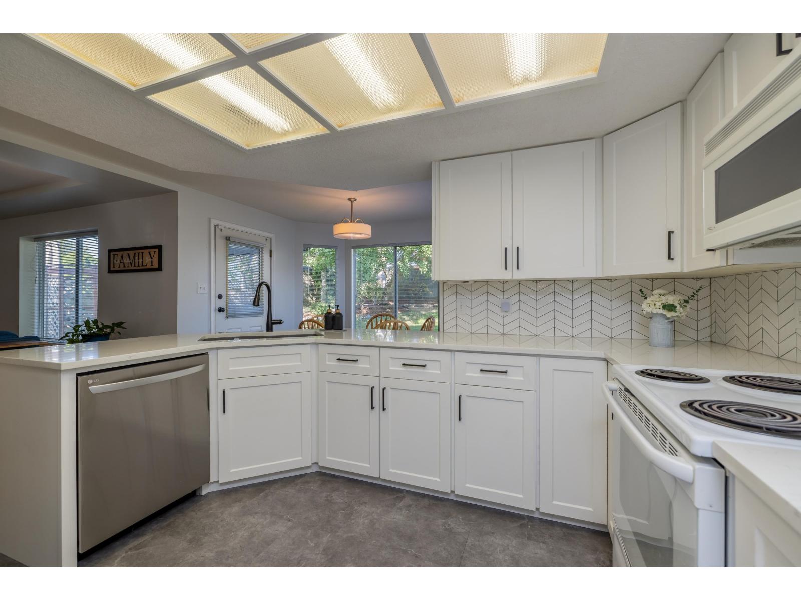 18693 56a Avenue, Surrey, British Columbia  V3S 7Y2 - Photo 11 - R3169309