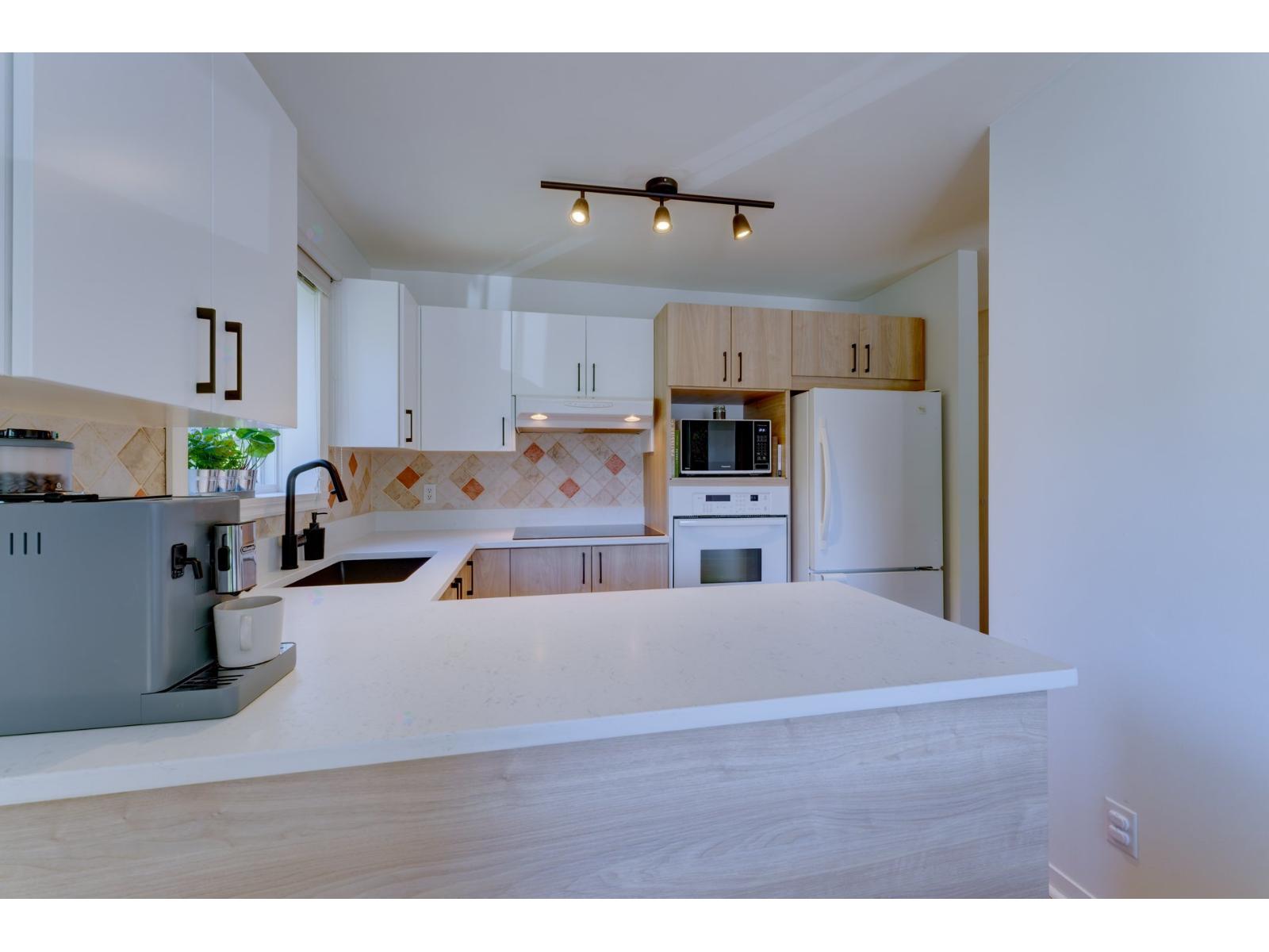 83 Rue Lalande|#4 Longueuil (Le Vieux-Longueuil) Quebec Canada J4G1X9 3