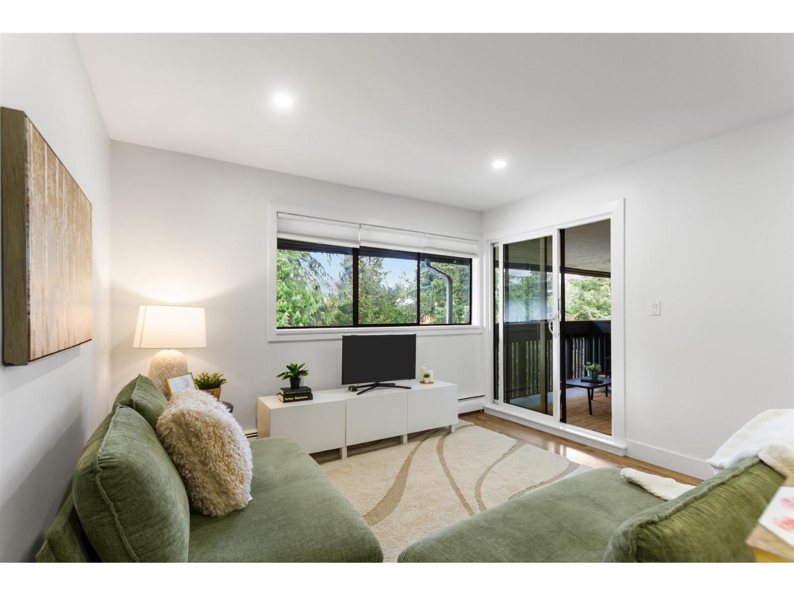 301 1561 Vidal Street, White Rock, British Columbia  V4B 5A7 - Photo 2 - R3169390