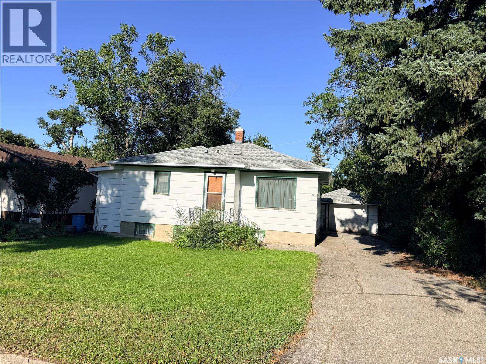 121 Empire Road, Assiniboia, Saskatchewan  S0H 0B0 - Photo 2 - SK049491