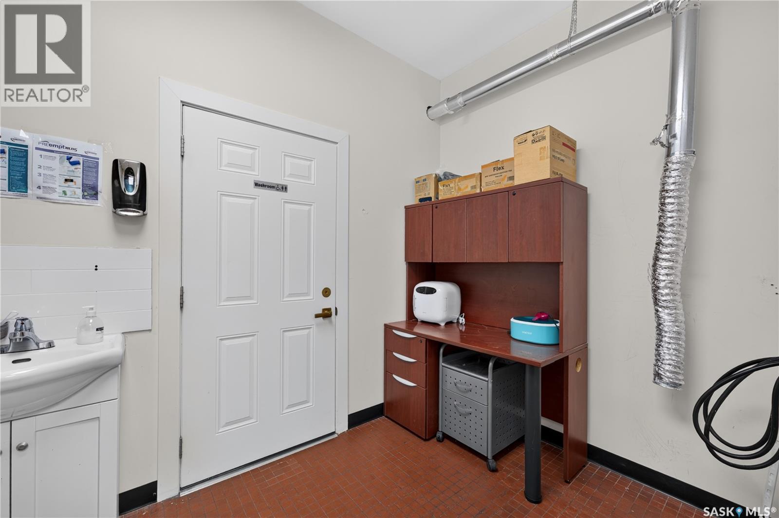 3501 Dewdney Avenue, Regina, Saskatchewan  S4T 0Z4 - Photo 11 - SK049457