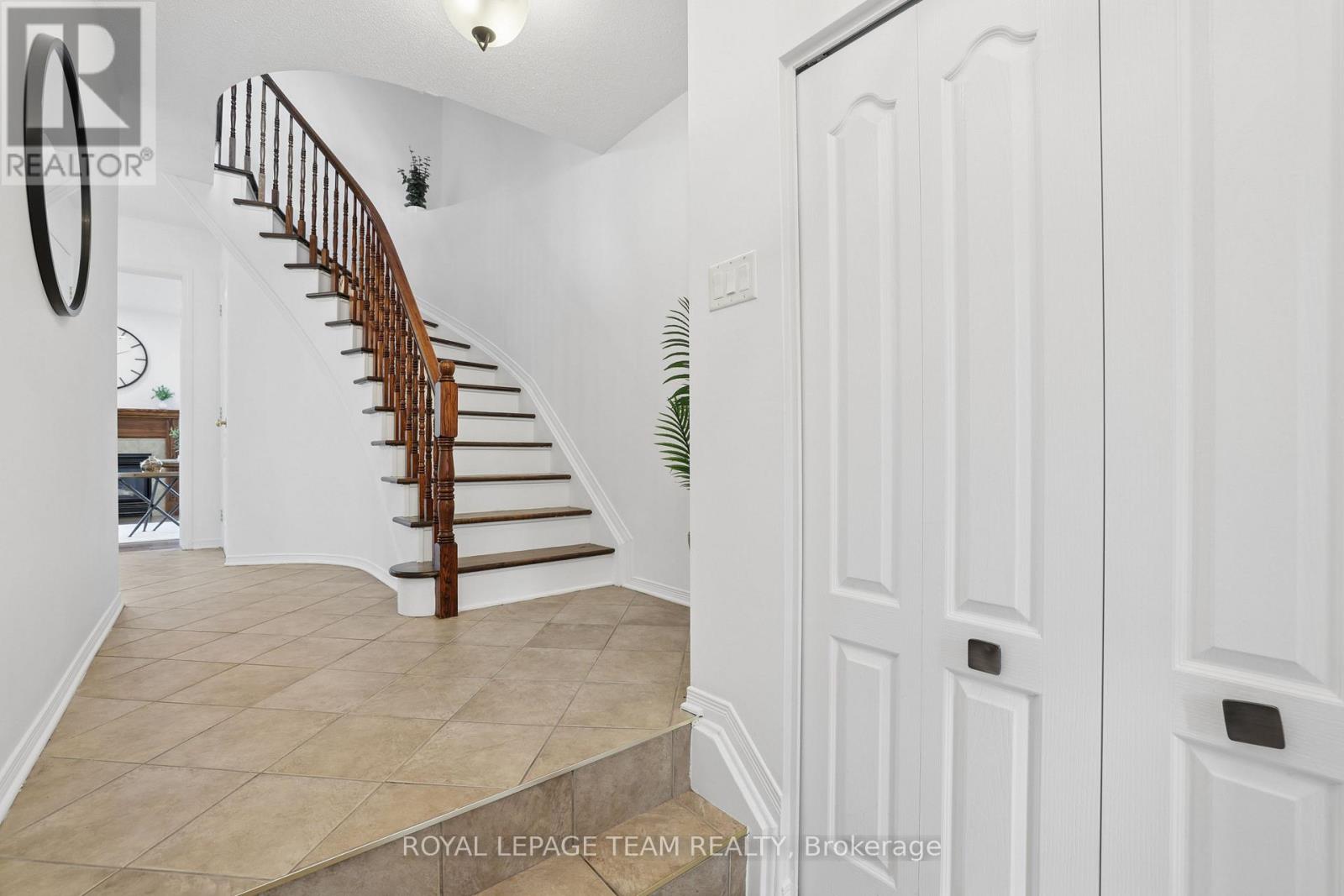 19 Great Oak Private, Ottawa, Ontario  K1G 6P7 - Photo 6 - X13825982