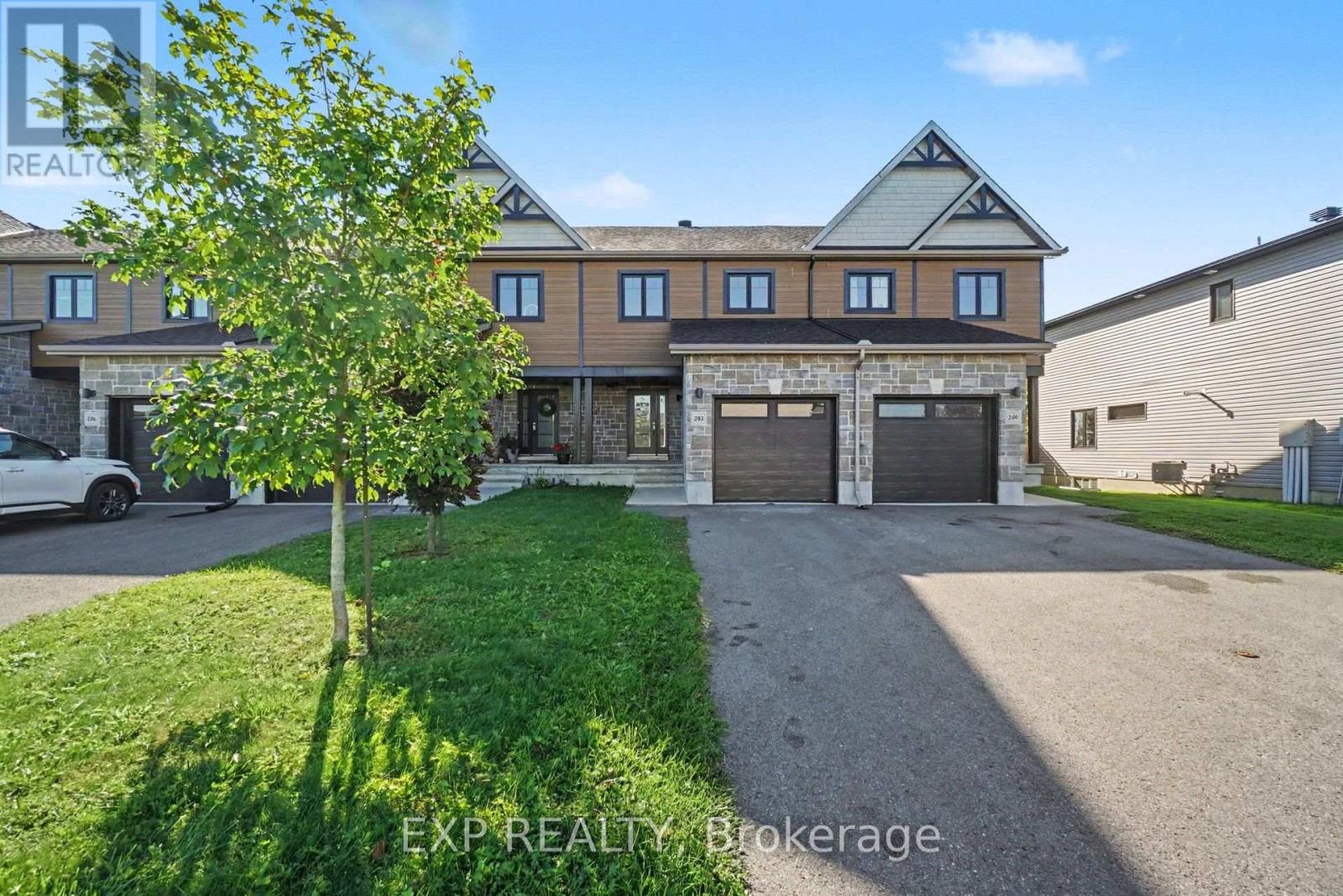 202 ST MALO PLACE, Russell, Ontario