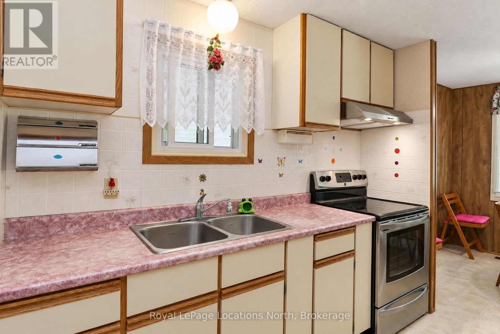 16 Sinclair Avenue S, Wasaga Beach, Ontario  L9Z 1K3 - Photo 4 - S13826038