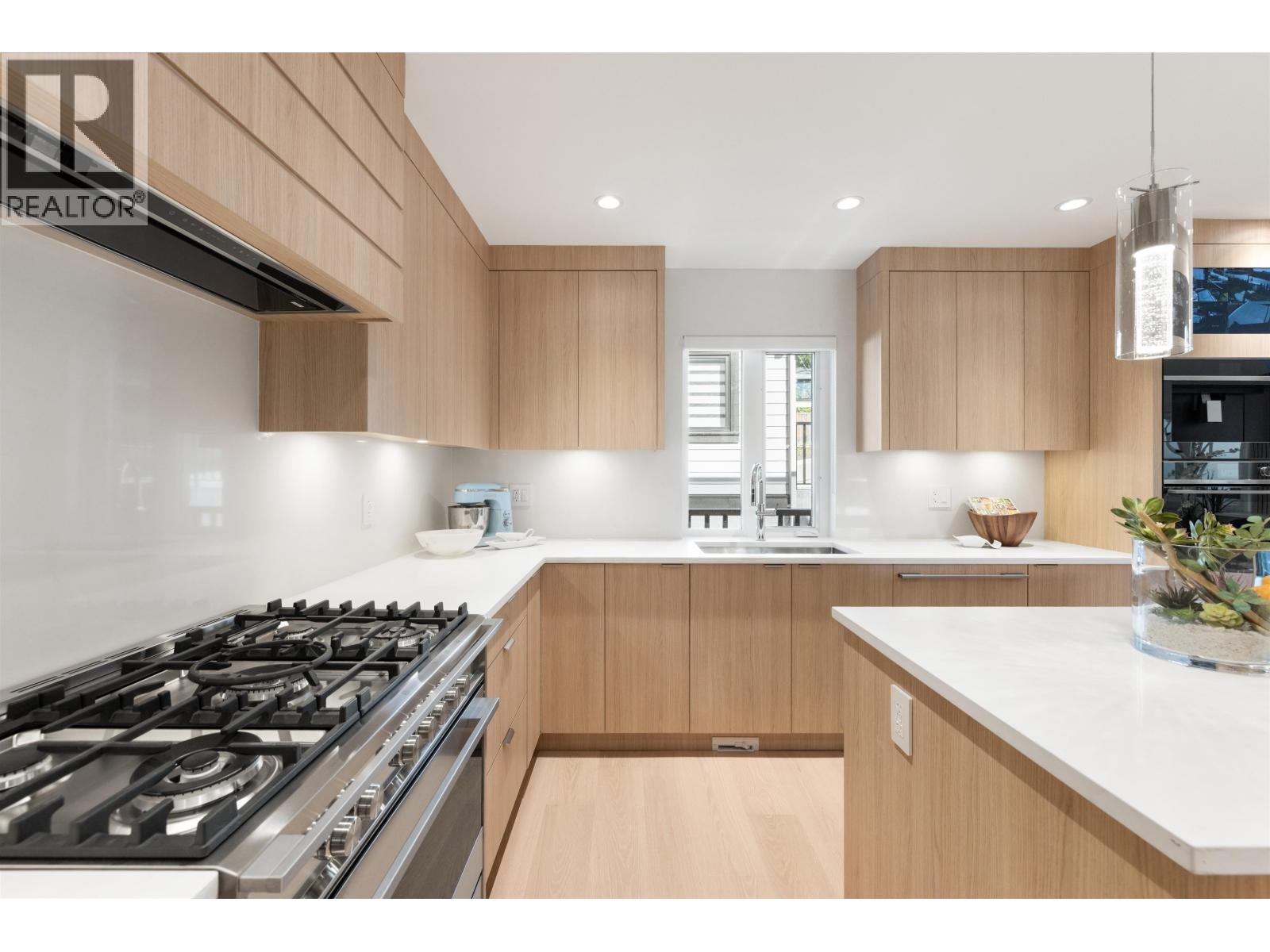 806 Montroyal Boulevard, North Vancouver, British Columbia  V7R 2G6 - Photo 14 - R3168016